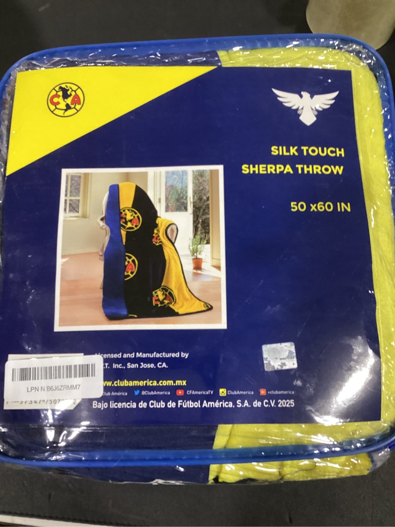 Condition photo showing New/Like New for club de futbol america, s.a de. c.v silk touch sherpa lined throw blanket 50x60
