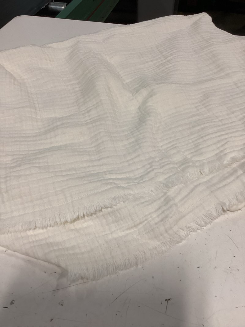 Condition photo showing Good Condition for quince white crinkle throw 50x60