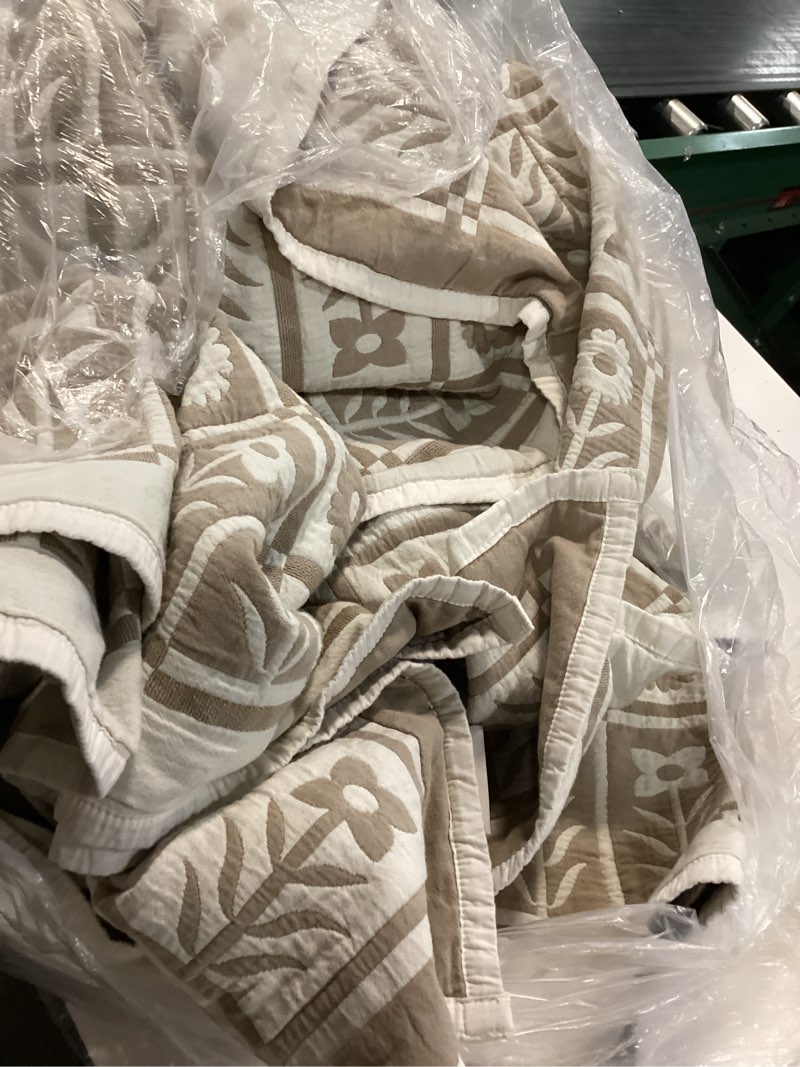 Condition photo showing As Is for organic cotton jacquard floral coverlet size  king (1 piece)