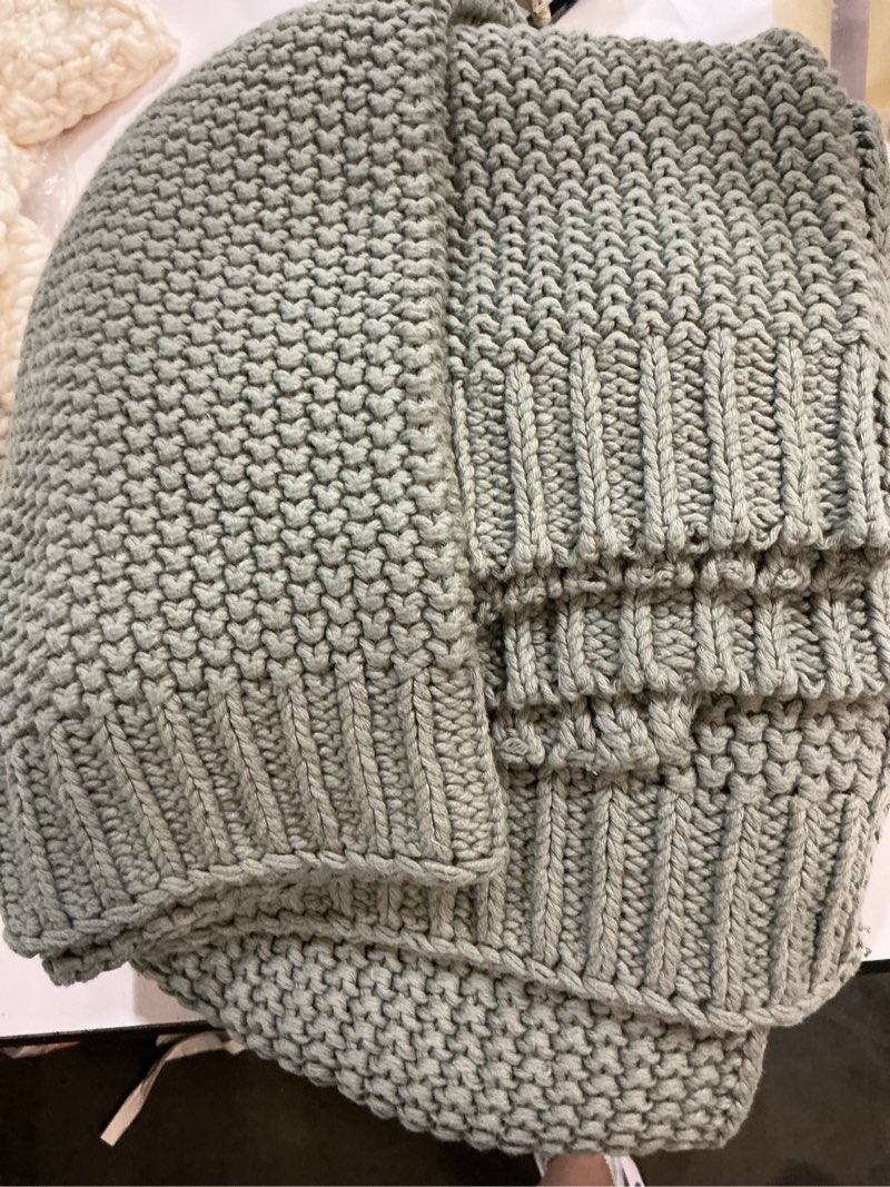 Condition photo showing New/Like New for cotton fisherman throw ( 50*60 inch) 