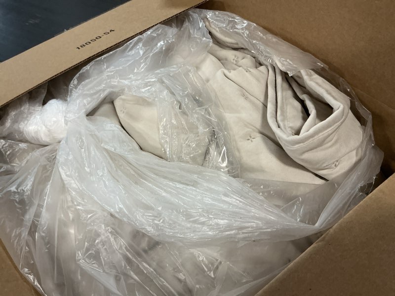 Condition photo showing Good Condition for roaringwild beige king size quilt bedding set with 2 pillow shams, lightweight soft microfiber bedspread coverlet, thin comforter bed cover for all season, 3 pieces, 104x90 inches light beige king