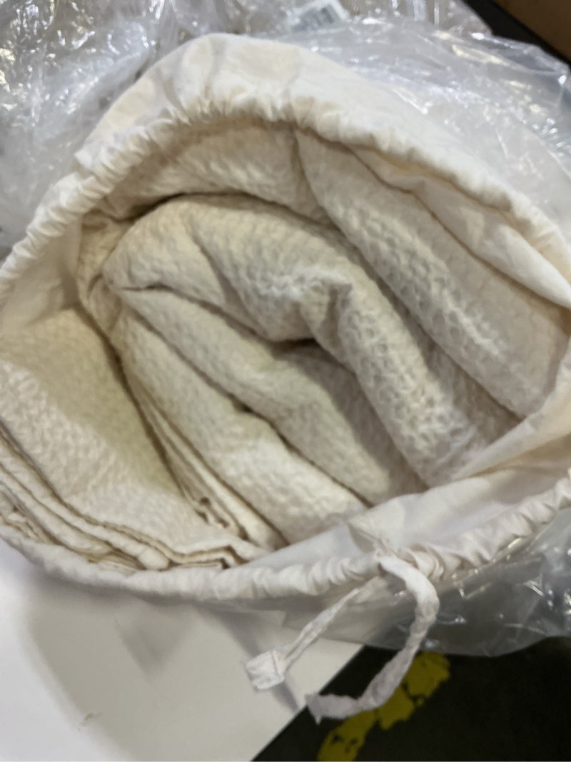 Condition photo showing Good Condition for organic luxe honeycomb duvet cover set,size king