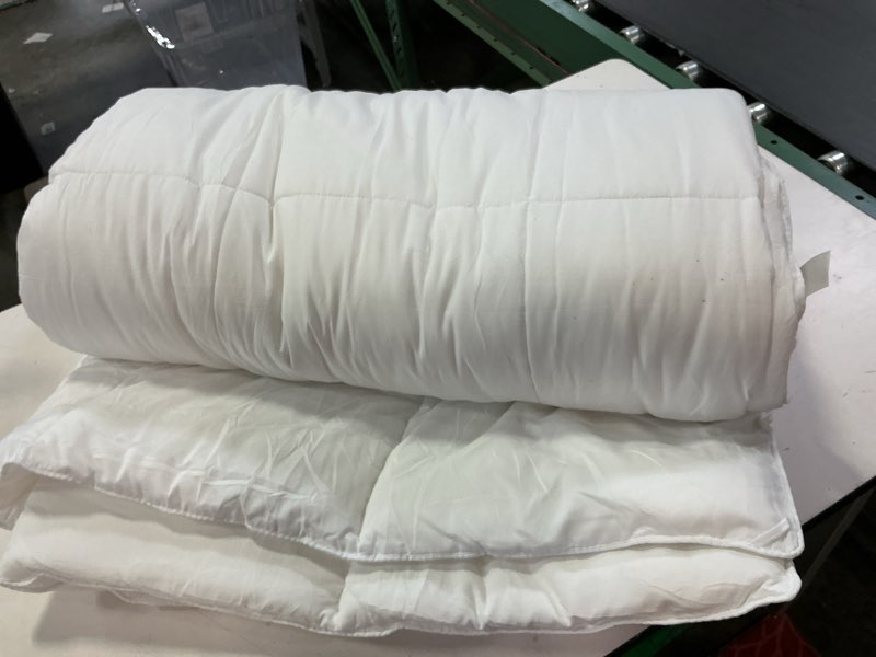 Condition photo showing Good Condition for Oversized King Comforter 120x98, Extra Large Super King Comforter, Lightweight Soft Quilted Down-Alternative Duvet Insert, Fluffy Breathable Microfiber with 8 Corner Tabs, All Season Bedding White White Super King(120''x98'')