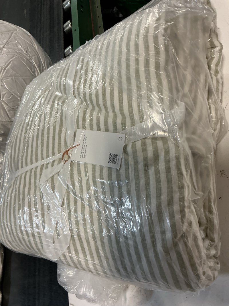 Condition photo showing Good Condition for european linen patterned quilt, king/cal king, willowleaf/white stripe