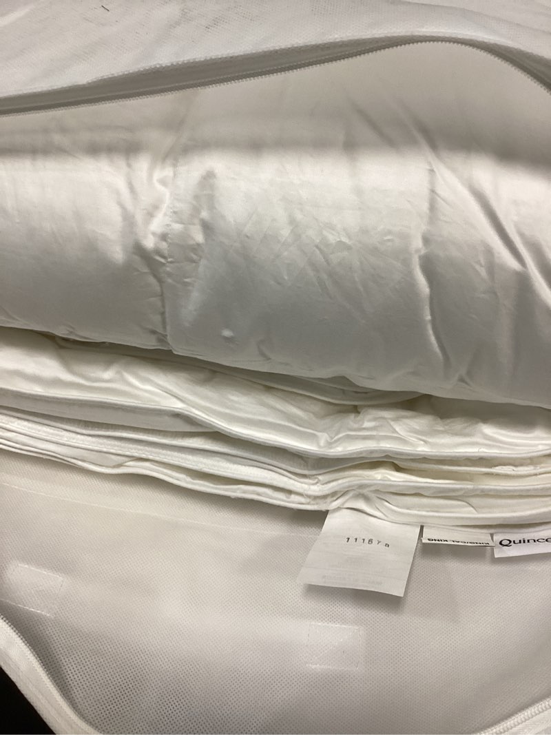 Condition photo showing Good Condition for premium down alternative comforter