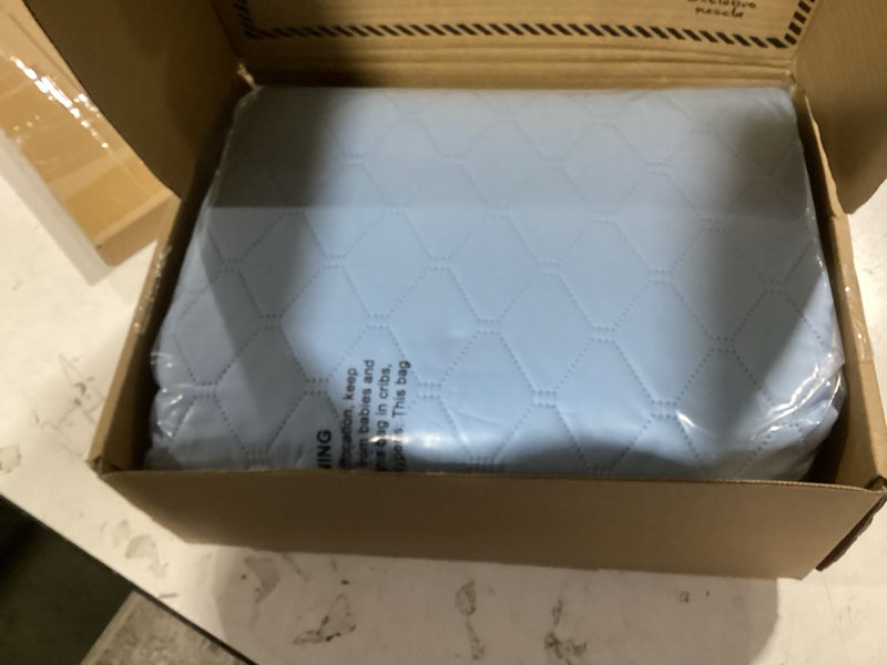 Condition photo showing New/Like New for great bay home coastal quilt set - 3-piece king/california king size nautical bedding set - lightweight, all-season, reversible bedspread (watercolor coral) king / california king watercolor coral