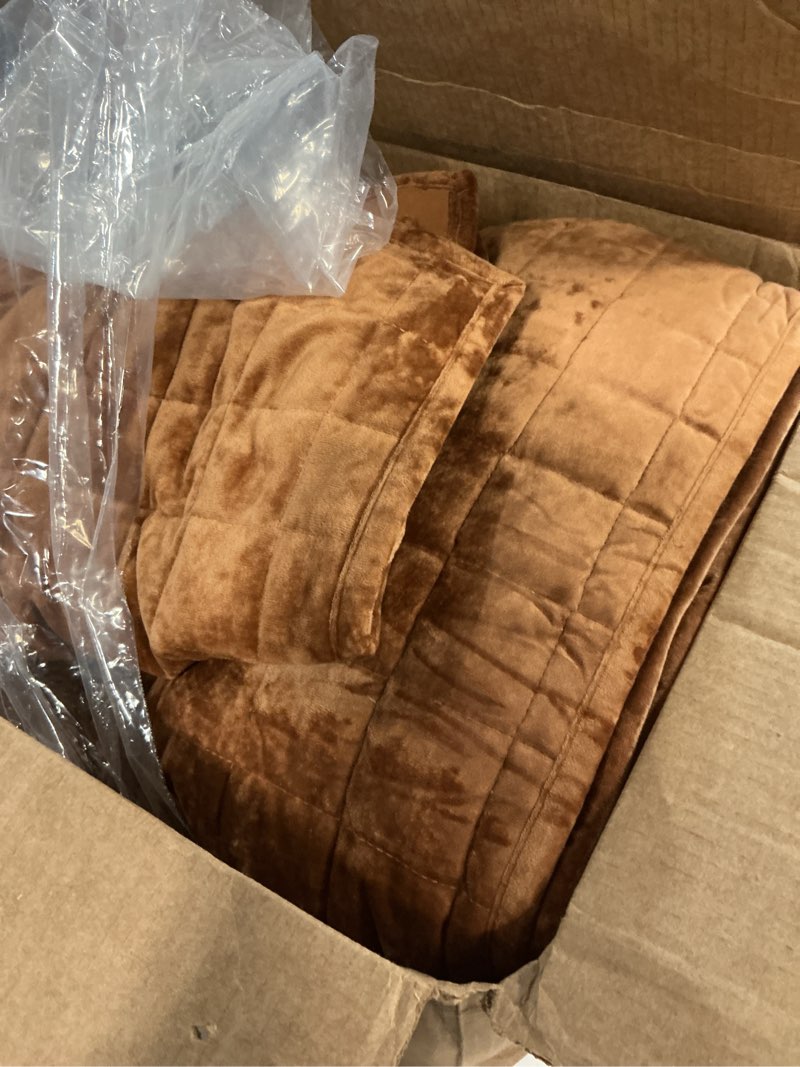 Condition photo showing Good Condition for LEAONME Velvet Quilt California King-118''x106'', Lightweight Caramel Velvet Comforter Set with 2 Pillow Shams, Soft Oversized Bedspread Coverlet Quilted Bedding Set for All Season Caramel-square California King (118''x106'')