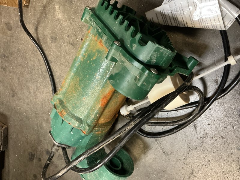Condition photo showing As Is for zoeller 1/2 hp 3600 gph cast iron vertical float switch ac submersible sump pump