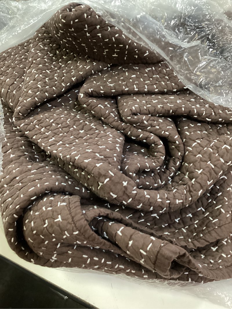 Condition photo showing Good Condition for organic cotton hand stitched quilt color: espresso size: full/queen