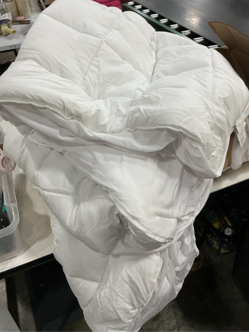 Condition photo showing Good Condition for easeland 60”x80”x18” bed topper white