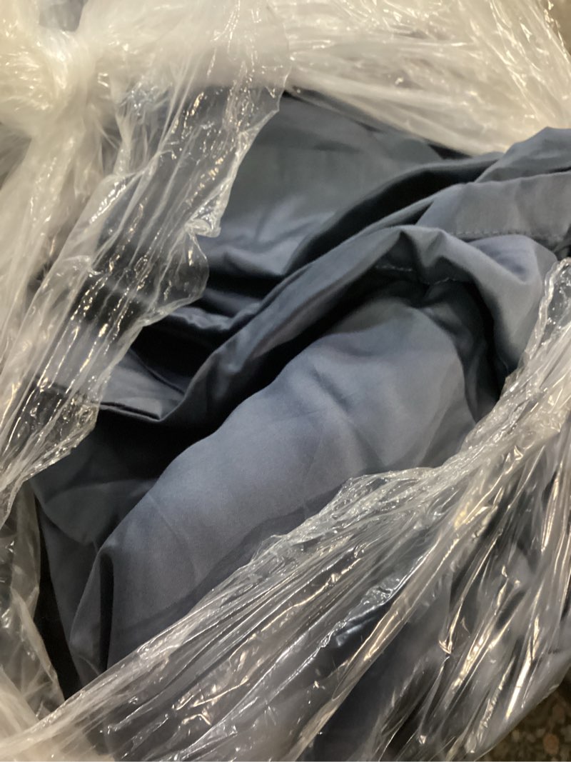 Condition photo showing Good Condition for king/cal king sheet set blue