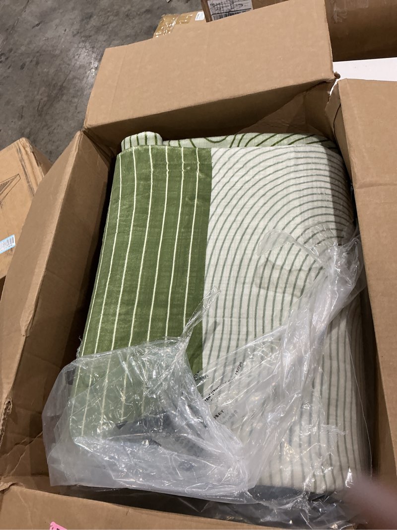 Condition photo showing Good Condition for yinhua abstract area rug 8x10, modern washable rugs non slip, green living room rug, soft area rugs low pile, faux wool carpet for bedroom, dining room, green green 8' x 10' (rectangular)