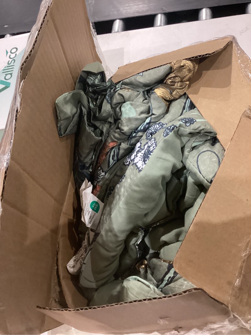Condition photo showing Good Condition for casaagusto queen comforter set, 7 pcs green butterfly floral comforter set with flowers leaves pattern, soft seersucker design all season queen size bedding set(90"x90") 01-green butterfly&floral queen(90”x90“)