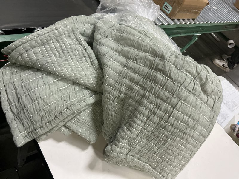 https://lotting-media.assets.bidfta.com/lotting_2cf33376-8aeb-49a9-90d7-38636503a30f