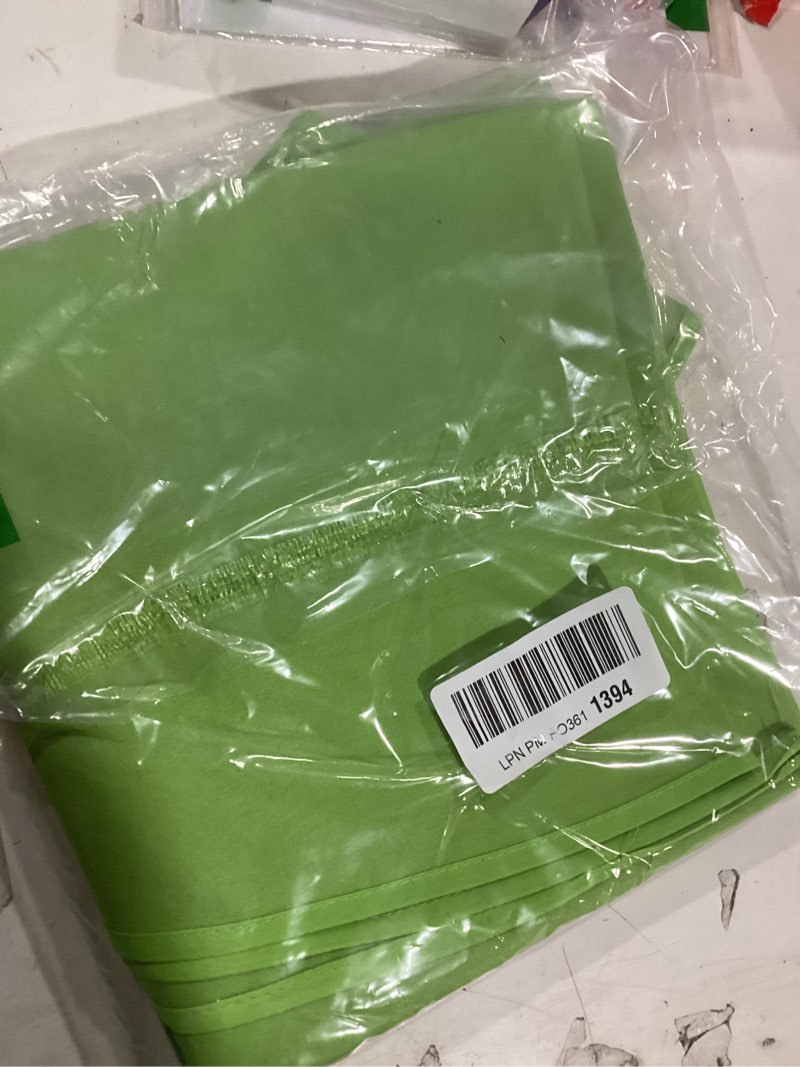 Condition photo showing Good Condition for tablecloth