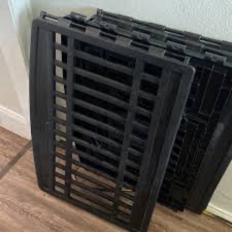 (Similar)Dog play pen and baby/dog gate. Free in the alley 