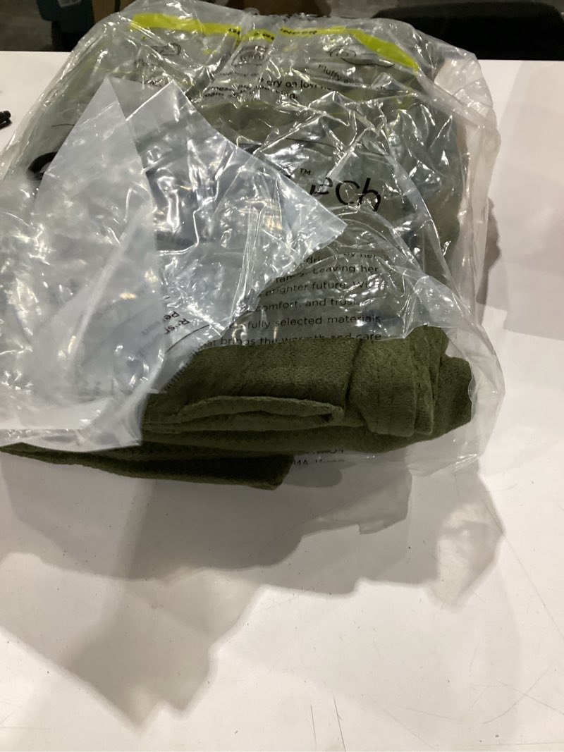 Condition photo showing Good Condition for bedsure gentlesoft 100% cotton blanket king size for bed - breathable and lightweight, soft cozy textured herringbone woven blanket for summer, olive green, 108x90 inches 03 - olive green king