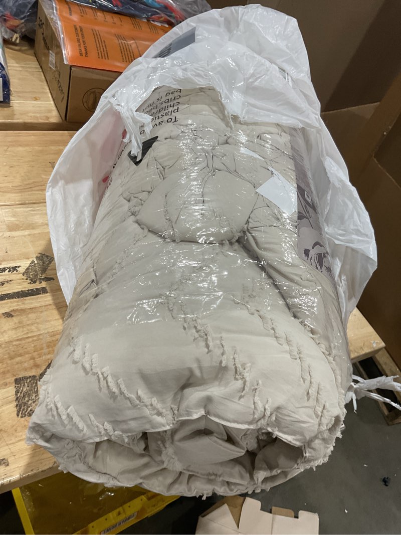 Condition photo showing Good Condition for andency california king comforter set beige, boho cal king cream soft warm tufted neutral bedding comforter sets, 3 pieces cali king aesthetic chevron farmhouse cute bohemian textured bedding set 01 - beige california king (104"x96")