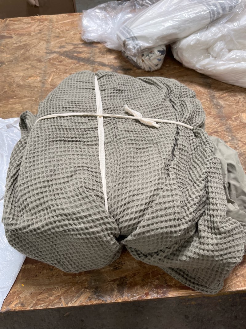 Condition photo showing Good Condition for organic waffle duvet cover set, king/cal king, dried sage
