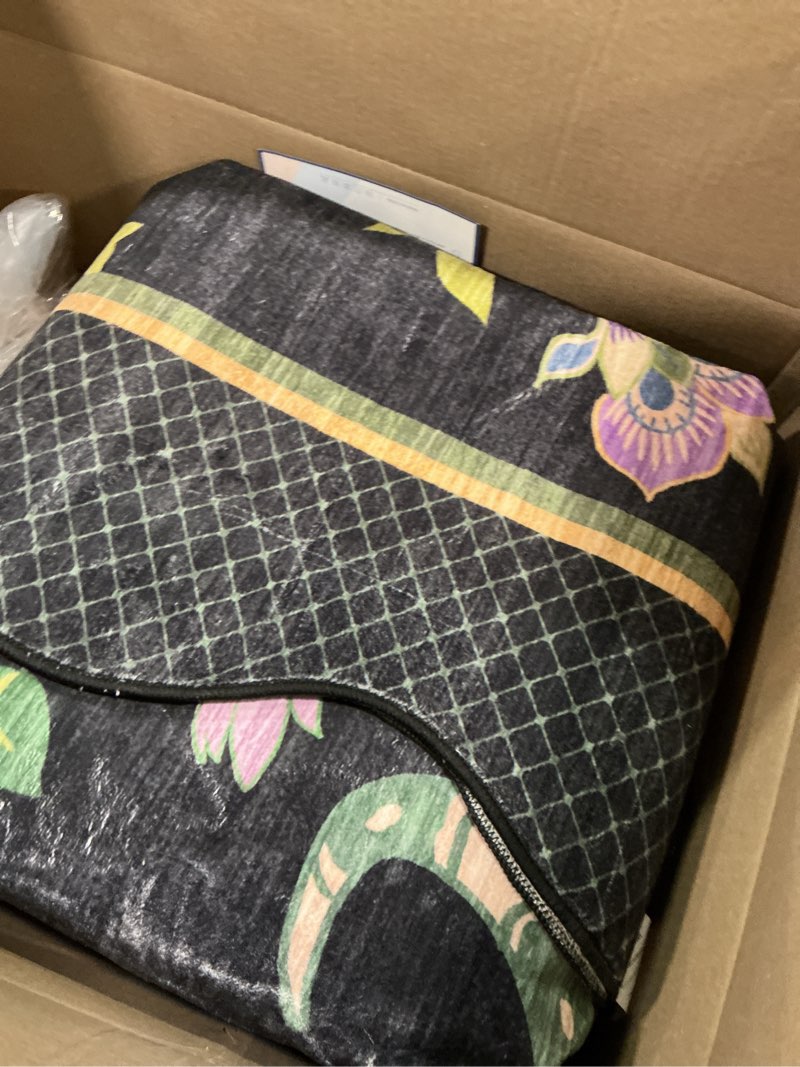 Condition photo showing Good Condition for GarveeHome Floral Area Rug 9x12 for Dorm Home Modern Scalloped Snake Rug Flower Black Playroom Carpet Non-Slip Low Pile Animal Print Area Rug for Dining Room Bedroom Living Room Black 9' x 12' (Rectangular)