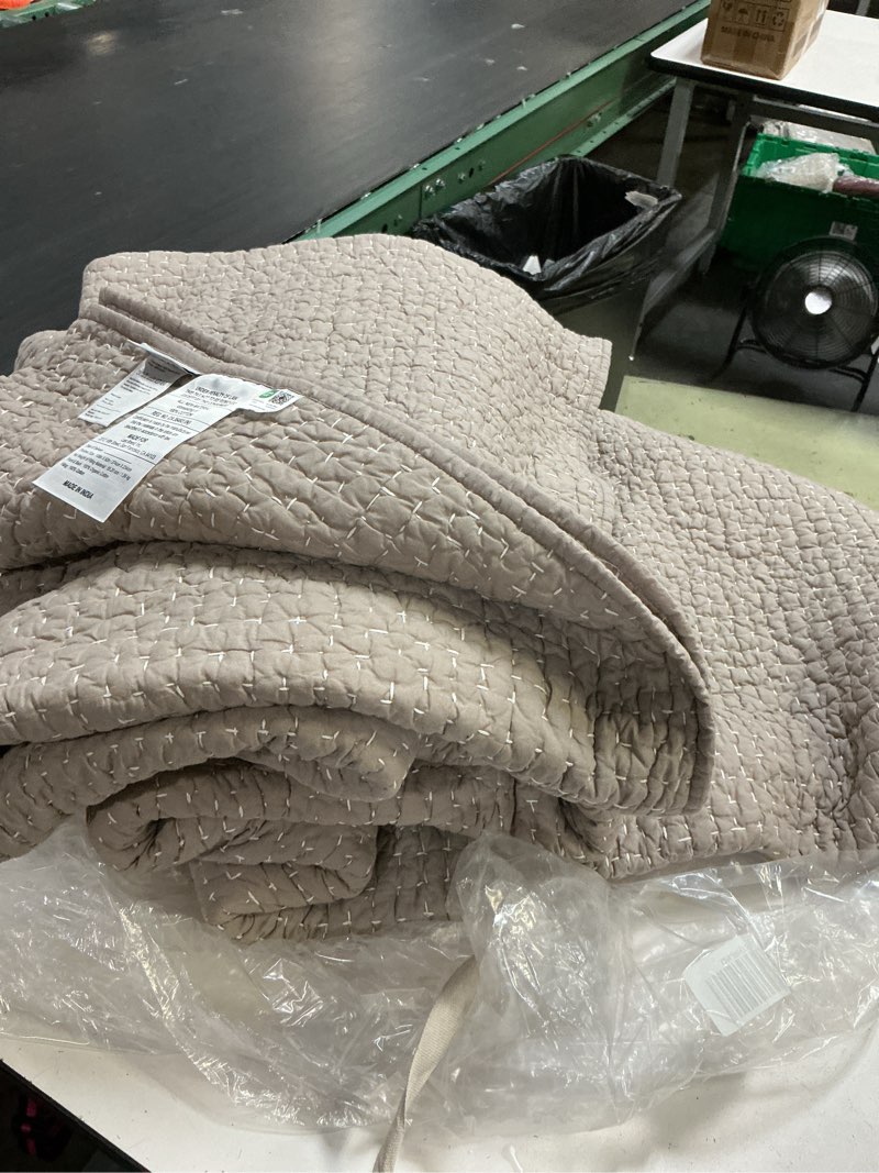 Condition photo showing New/Like New for quince organic cotton hand stitched quilt 108”x92” stone