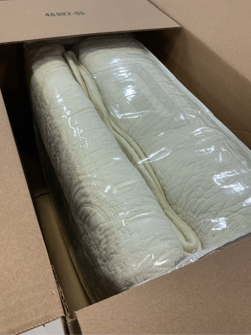 Condition photo showing New/Like New for cozy line home fashions 100% cotton medallion off white matelasse embossed bedding quilt set, reversible lightweight bedspread, coverlet for all season (ivory, oversized king - 3 piece) blantyre - ivory oversized king - 3 piece