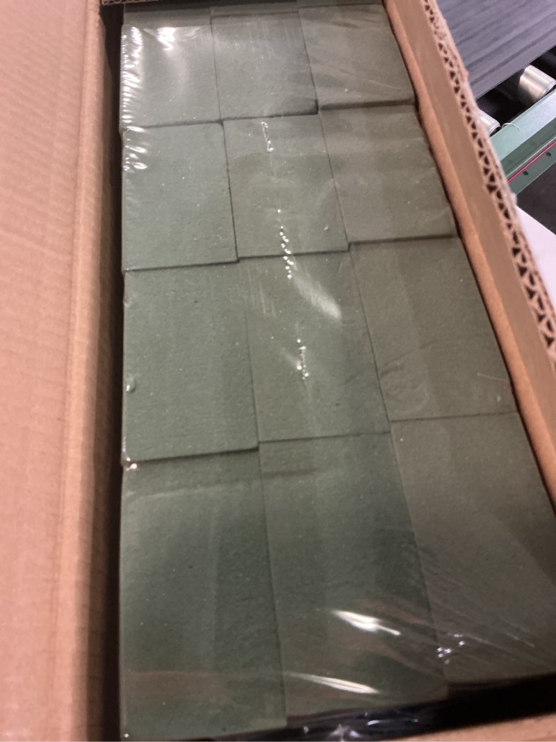 Condition photo showing New/Like New for gnrzzt 30 pcs floral foam blocks, 5.5"l x 3.1"w x 1.7"h green dry & wet flower foam for fresh and artificial flowers, plant foam for wedding, birthdays, pary, home decorations 30pcs