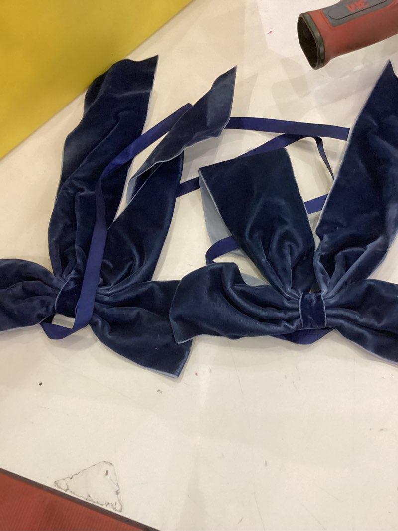 Condition photo showing Good Condition for AIMUDI Navy Blue Velvet Bows 7" Premade Velvet Bows Christmas Bows for Gift Wrapping, Holiday Crafts, Wreaths, Garlands, Staircase, Home Outdoor Christmas Tree Decorations, 2 PCs Navy Blue 7"
