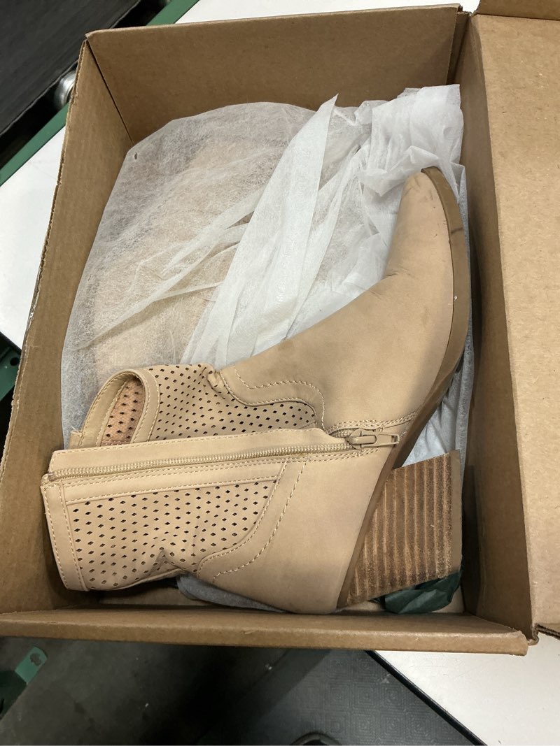 Condition photo showing As Is for dolce vita womens kirby 7 ivory