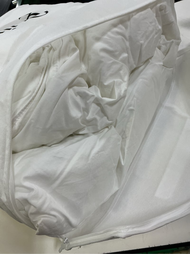Condition photo showing Good Condition for lightweight premium down alternative duvet insert, king/cal king, white