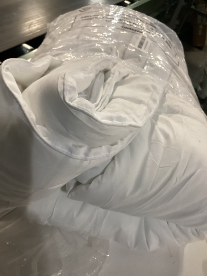 Condition photo showing As Is for EASELAND Full Size Down Alternative Comforter - Quilted Duvet Insert for All Seasons, Soft Lightweight with Corner Tabs, Summer Winter Warm Bedding, White 82×86 Inches Full White