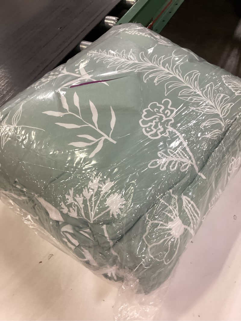 Condition photo showing New/Like New for joiedomi king size comforter set sage green, 3 pieces floral king bedding set with 1 soft reversible botanical comforter and 2 pillow shams, bed in a bag for all seasons 01 - sage green king