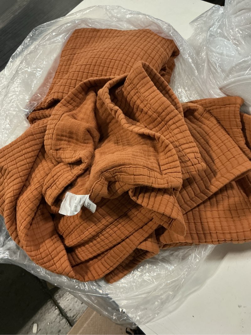 Condition photo showing Good Condition for organic cotton channel stitch coverlet set size: full/queen set: with sham set