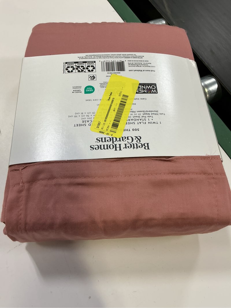 Condition photo showing New/Like New for better homes & gardens 3-piece 300 thread count old rose cotton sateen bed sheet set, twin