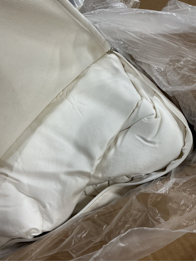 Condition photo showing Good Condition for puredown® Goose Down Comforter King Size, 800 Fill Power, 100% Cotton Winter Oversized Down Duvet Insert 700 Thread Count, Heavyweight Cloud Fluffy Pinch Pleat Extra Warmth Pinch Pleat -White King