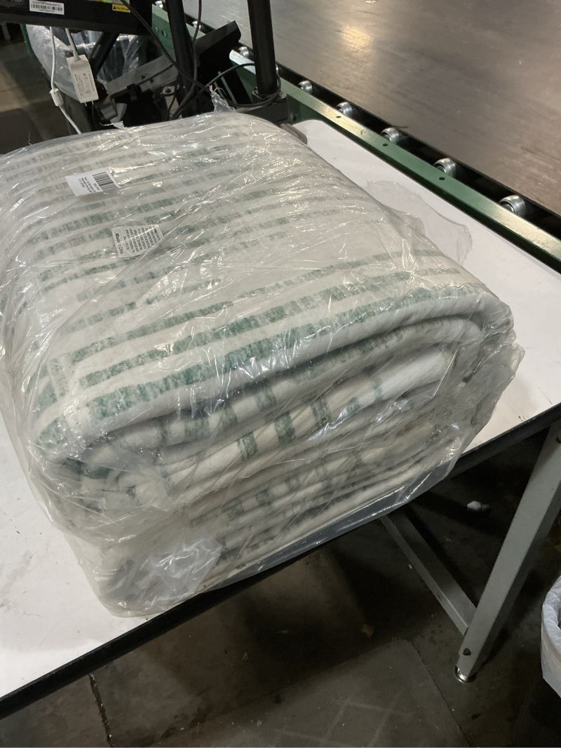 Condition photo showing Good Condition for blissa 8x10 area rugs for living room - soft large washable geometric sage green lines borderd modern abstract bedroom rug striped contemporary carpet for nursery dining room home office decor lines - sage green striped 8' x 10' (rectangular)