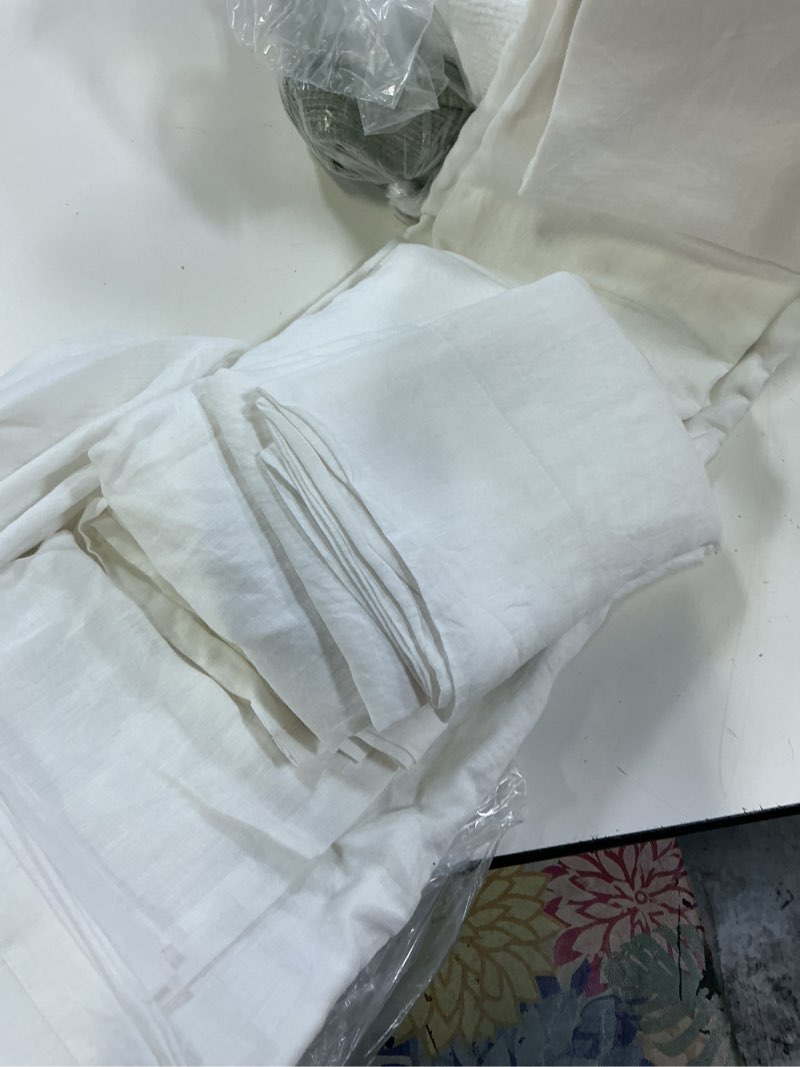 Condition photo showing Good Condition for european linen double flange deluxe bedding bundle, full, white