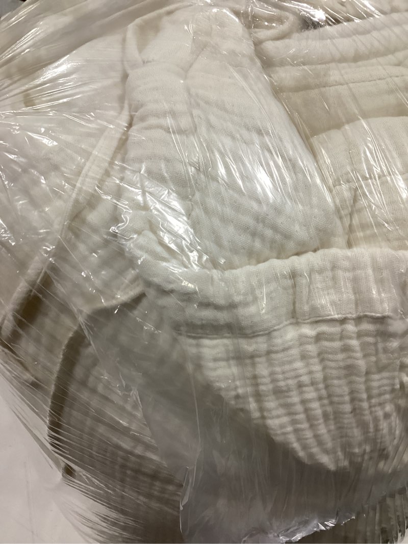 Condition photo showing Good Condition for off white cover set quince cal/king