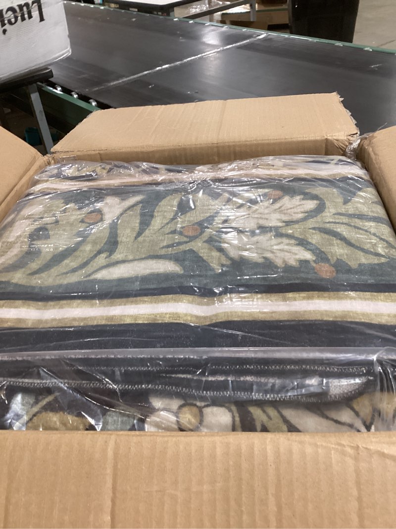 Condition photo showing Good Condition for GarveeHome Washable Rug 9x12 Area Rugs for Living Room, Boho Rug Non Slip Vintage Low Pile Large Rugs for Bedroom Stain Resistance Non-Shedding Throw Carpet for Office Green Black Green Black 9' x 12' (Rectangular)