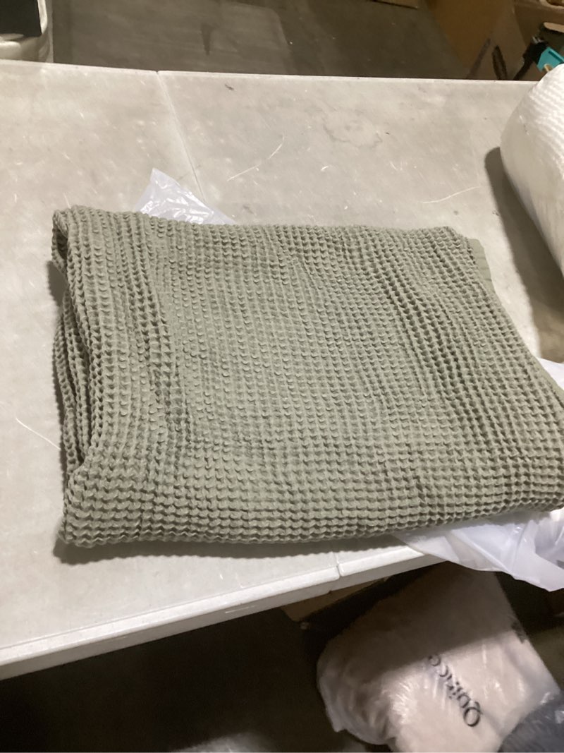 Condition photo showing Good Condition for organic waffle throw