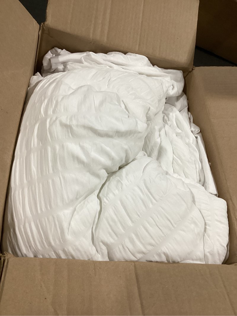 Condition photo showing Good Condition for CozyLux Queen Comforter Set White Seersucker 7 Pieces Bed in a Bag Queen Comforter Set with Sheets, Luxury Soft Bedding Set with Down Alternative Comforter, Sheets, Pillowcases & Shams for All Seasons White Queen
