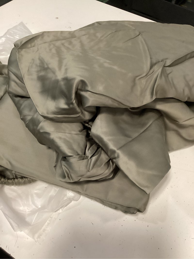 Condition photo showing Good Condition for cotton sateen sheet set green queen