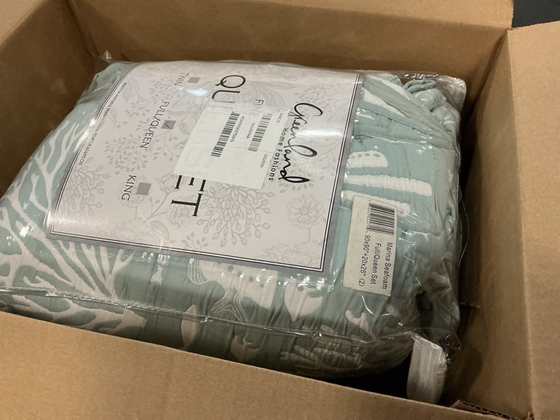 Condition photo showing Good Condition for greenland home coastal paradise reversible matelassé coverlet set, 3-piece full/queen, marina seafoam marina seafoam 3-piece full/queen