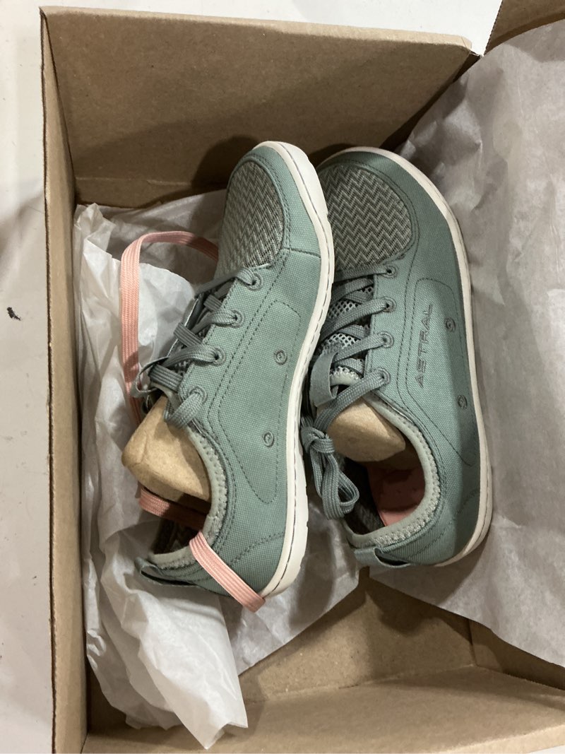 Condition photo showing New/Like New for size 6 loyak w's