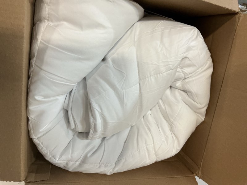 Condition photo showing Good Condition for UGG Danielle Comforter Duvet Insert Cooling Lightweight Down Alternative Hypoallergenic Washable Quilted Fluffy Comforter Blanket Corner Tabs for Duvet Cover, King/California King, Bright White White King Solid