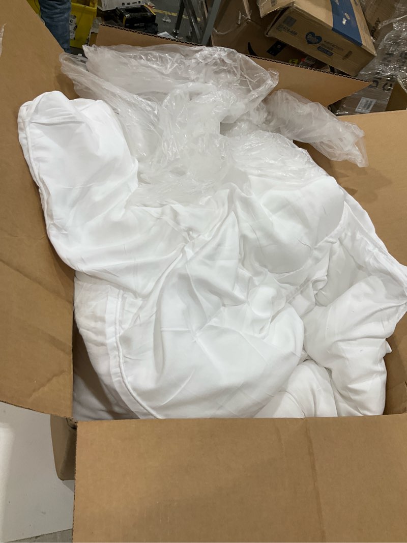 Condition photo showing As Is for Utopia Bedding Comforter Duvet Insert, Quilted Comforter with Corner Tabs, Box Stitched Down Alternative Comforters Twin XL Size (White) Twin XL ( Pack of 1) White