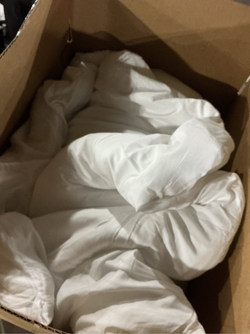 Condition photo showing Good Condition for (Similar to) Bedsure GentleSoft Fleece Blankets Queen Size White - Bed Blanket Soft Lightweight Plush Fuzzy Cozy Luxury Microfiber, 90x90 inches White Queen (90\" x 90\")