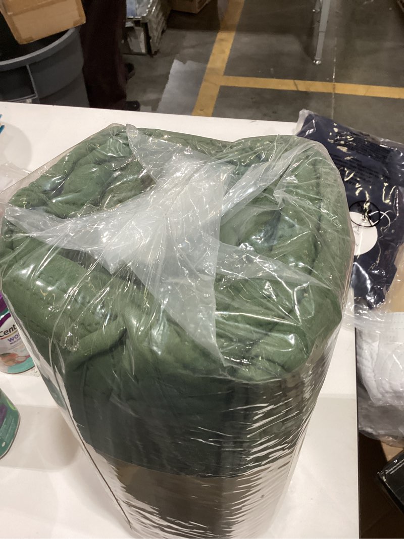 Condition photo showing As Is for Quilt set