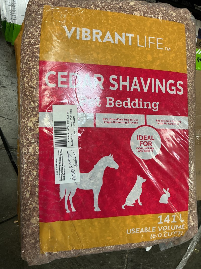 Condition photo showing Good Condition for vibrant life cedar pet bedding, 141 l