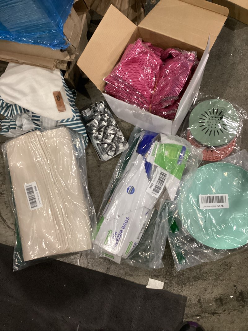 Condition photo showing Good Condition for assorted kitchen tools and accessories